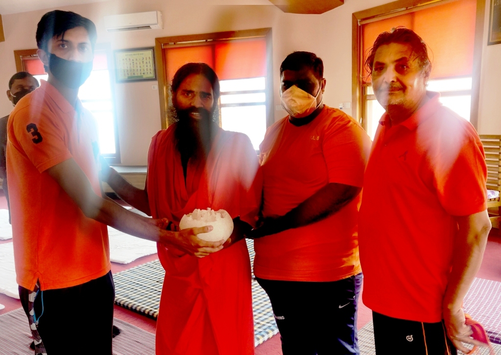 Patanjali Baba Ramdev get Rajasthani turban on the palms of the hands and on the fingers of the hands