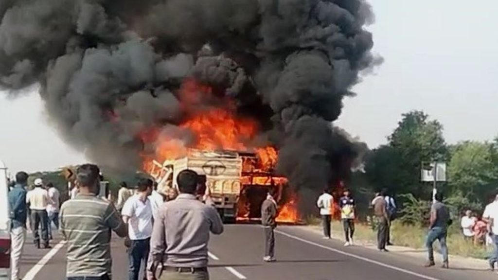 Barmer Bus Truck Accident , Accident in barmer, Barmer Road Accident, road accident in barmer, road accident in rajasthan, Barmer News, Barmer News in Hindi, Bus Truck Road Accident In Barmer, Bus-Truck Collision in Barmer,