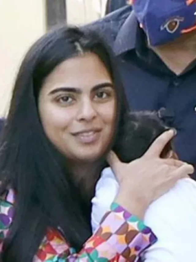 Isha Ambani Spotted with her Twins at Mumbai :  मुंबई में ईशा अंबानी का जुड़वा बच्चों के साथ ग्रैंड वेलकम