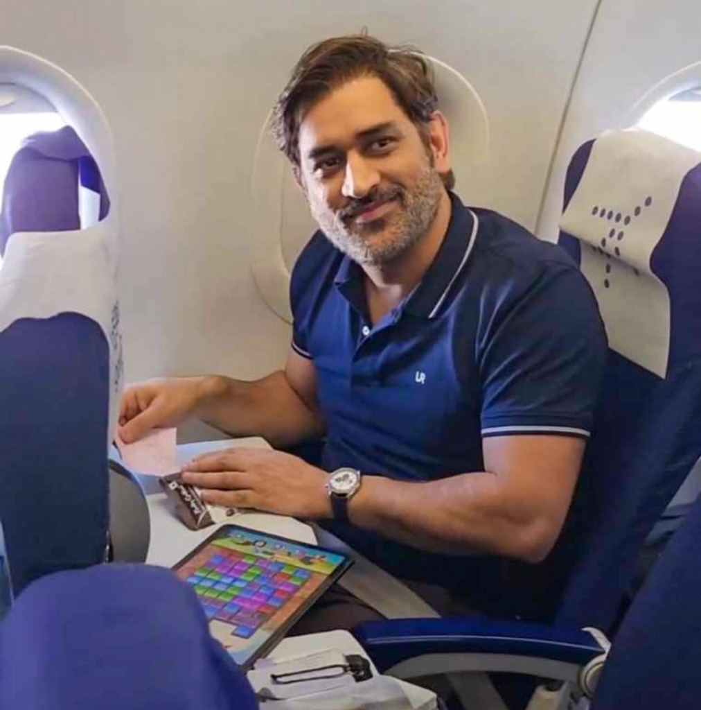 MS Dhoni , Chennai super kings, MS Dhoni Gaming Style viral , Team India , Indian Cricket Team , MS Dhnoni Virat Video , Air Hostage special note for dhoni , Cricket News in Hindi , Cricket News , IPL 2023 , Candy Crush, MS Dhoni Playing Candy Crush, Air Hostess offer Chocolates, Air Hostess offer Chocolates MS Dhoni, MS Dhoni Air Hostess Viral Video,