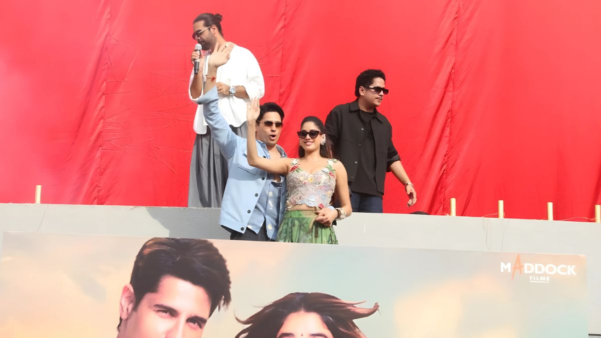 Param Sundari, Param Sundari Movie, Param Sundari Review, Param Sundari Star Cast, Param Sundari HD Print, Param Sundari History, Jahnvi Kapoor, Jahnvi Kapoor Param Sundari, Sidharth Malhotra, Sidharth Malhotra Param Sundari,