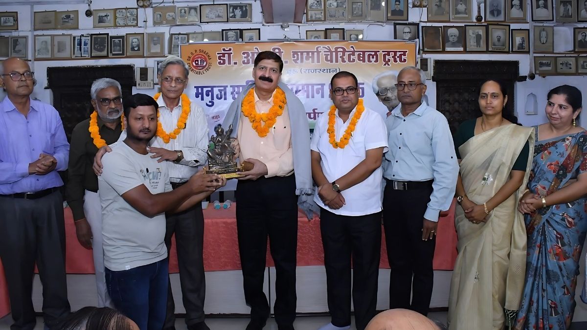 समस्याओं से जूझते समाज की हीलिंग का काम करता है साहित्य : कुमार अजय 2 Kumar Ajay, Literature, society, healing tool, Kumar Ajay Churu, Churu Kumar Ajay,